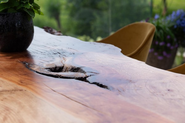 Oude plataan krijgt tweede leven als robuuste tafel